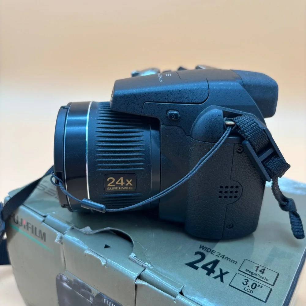 Fujifilm FinePix S3280 Digital Camera 14MP 24x Optical Zoom 3.0 LCD Black
